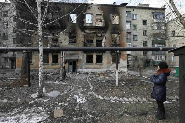 A woman looks at a building damaged by fighting in the city of Debaltseve, February 20, 2015.
 REUTERS/Baz Ratner(UKRAINE - Tags: POLITICS CIVIL UNREST CONFLICT)