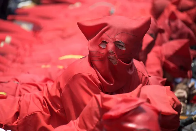 Faithfuls fancy dressed as “talciguines” -characters of the local folklore- take part in the celebration of an ancient local tradition that marks the start of Holy Week, in Texistepeque, some 80 km west of San Salvador, on April 15, 2019. Talciguines are devils who lash Catholic faithfuls to cleanse their sins. (Photo by Marvin Recinos/AFP Photo)