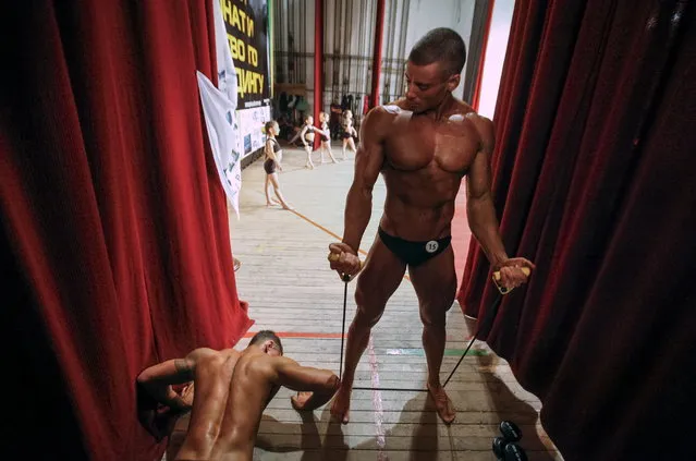Participants get ready backstage during a regional bodybuilding championship in Stavropol, southern Russia, April 10, 2016. (Photo by Eduard Korniyenko/Reuters)