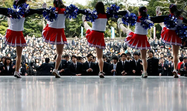 Cheerleaders cheer up college students during a pep rally organized to boost their morale ahead of their job hunting in Tokyo, Japan March 1, 2017. (Photo by Kim Kyung-Hoon/Reuters)