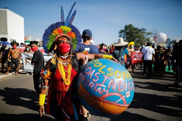 Members of opposition parties and social movements participate in a protest against Brazilian President Jair Bolsonaro's handling of the COVID-19 pandemic in Brasilia, on June 19, 2021. Far-right President Jair Bolsonaro has been facing criticism for his management of the pandemic, including initially refusing offers of vaccines, as epidemiologists warn Brazil may now be on the brink of a third wave of Covid-19. (Photo by Sergio Lima/AFP Photo)