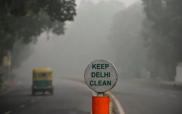 A rickshaw drives along a road under heavy smog conditions, in New Delhi on November 3, 2019. (Photo by Sajjad Hussain/AFP Photo)