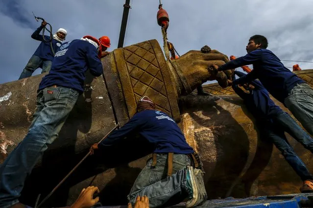 Labourers work on a hand of giant bronze statue of former King Rama I at Ratchapakdi Park in Hua Hin, Prachuap Khiri Khan province, Thailand, August 4, 2015. (Photo by Athit Perawongmetha/Reuters)