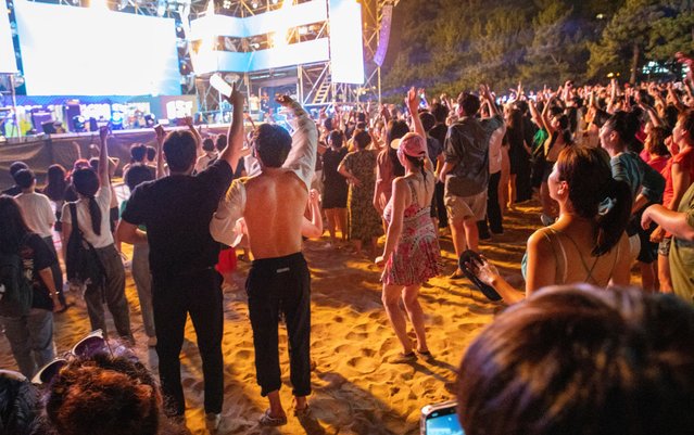 On August 1, 2024, many people are cooling off by watching a performance held on the beach in front of Gyeongpodae Beach in Gangneung-si, Gangwon-do, where the super-tropical night phenomenon of temperatures exceeding 30 degrees Celsius continued. (Photo by Jo In-won)