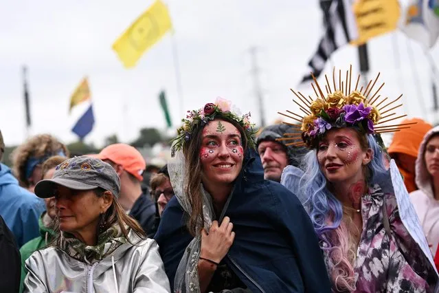 Revellers wait for Robert Plant to perform on the Pyramid Stage at Worthy Farm in Somerset during the Glastonbury Festival in Britain on June 24, 2022. (Photo by Dylan Martinez/Reuters)