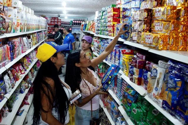 Women buy food staples at a local shop at the Colombian-Venezuelan border in Cucuta, Colombia, July 16, 2016. (Photo by Carlos Eduardo Ramirez/Reuters)