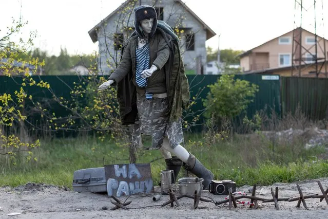 A mannequin depecting a Russian soldier is seen with a sign reading “to Russia” in an abandoned check point, amid Russia's invasion of Ukraine, in Borodyanka outside Kyiv, Ukraine on May 16, 2022. (Photo by Jorge Silva/Reuters)