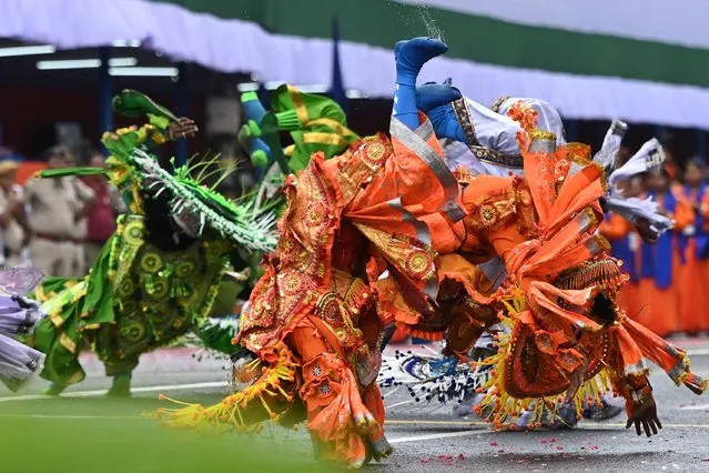 Folk dancers perform a traditional “Chhou” dance during the celebrations to mark India's 75th Independence Day at the Red Road in Kolkata on August 15, 2022. (Photo by Dibyangshu Sarkar/AFP Photo)