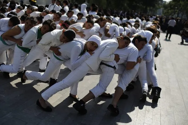 Students of a dance academy perform as part on an earthquake evacuation drill in Mexico City September 19, 2014. The drill was part of events marking the 29th anniversary of the1985 Mexico City earthquake that killed at least 10,000, local media reported. (Photo by Tomas Bravo/Reuters)