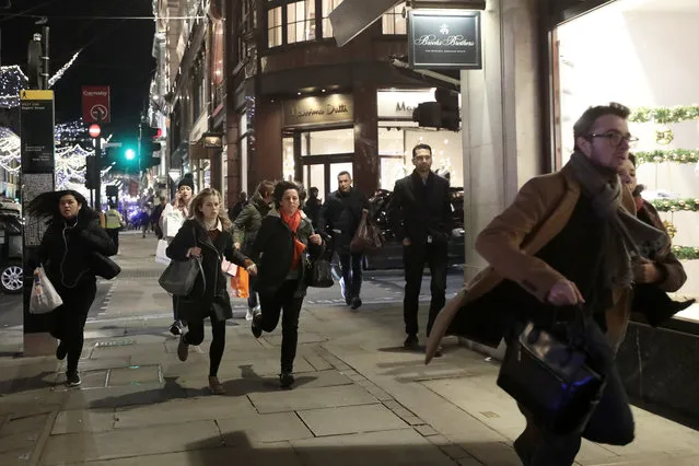 People run down Oxford Street, London, Britain, November 24, 2017.  (Photo by Simon Dawson/Reuters)