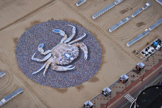 An aerial picture taken on September 24, 2015 above the Knokke-Heist beach shows the art installation of photographer Wim Tellier entitled “Time” and depicting a giant crab. (Photo by David Stockman/AFP Photo)