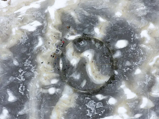 An aerial view of an ice carousel cut out on a frozen lake by Janne Kapylehto using a chainsaw, in Vanhankaupunginlahti, Helsinki, January 16, 2017. (Photo by Martti Kainulainen/Reuters/Lehtikuva)
