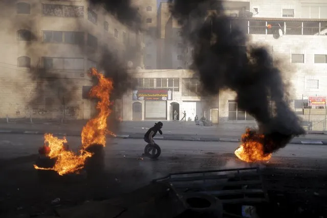 Palestinians clash with  Israeli border police during clashes at a checkpoint between Shuafat refugee camp and Jerusalem October 9, 2015. (Photo by Ammar Awad/Reuters)