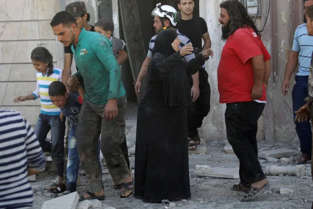 A woman reacts as children are being evacuated from a site hit by an airstrike in the rebel-controlled area of Maaret al-Numan town in Idlib province, Syria, September 25, 2016. (Photo by Khalil Ashawi/Reuters)