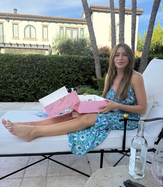 Colombian-American actress Sofía Vergara in the last decade of July 2025 enjoys some “post op love” with company and sweet treats. (Photo by sofiavergara/Instagram)