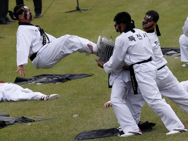 South Korean Special Army soldiers perform a taekwondo demonstration during the 68th anniversary of Armed Forces Day celebrations at the Gyeryong military headquarters in Gyeryong, South Korea, 01 October 2016. (Photo by Jeon Heon-Kyun/EPA)