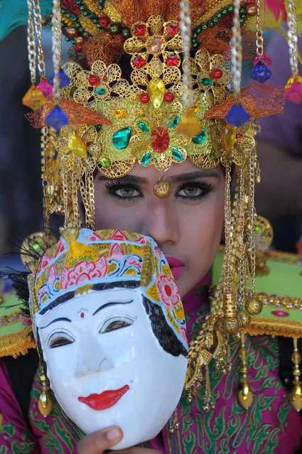 This picture taken on October 2, 2016 shows an Acehnese model taking part in a street fashion show during Aceh Fashion Week in Banda Aceh. Aceh Fashion week was held in the shariah province of Aceh from September 30 to October 2. (Photo by Chaideer Mahyuddin/AFP Photo)