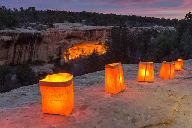 Spruce Tree House, the best preserved of the Colorado park’s Native American cliff dwellings, is illuminated by hundreds of small paper lanterns in Mesa Verde national park, US on December 11, 2015. (Photo by Zuma Wire/Rex Shutterstock)