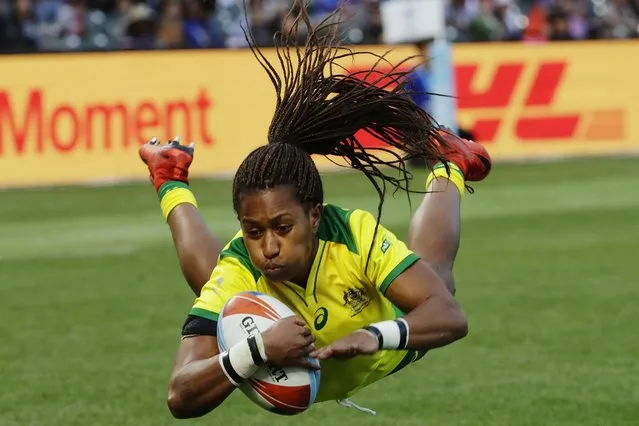 Australia's Ellia Green dives to score against the United States during the Women's Rugby Sevens World Cup final in San Francisco, Saturday, July 21, 2018. (Photo by Jeff Chiu/AP Photo)