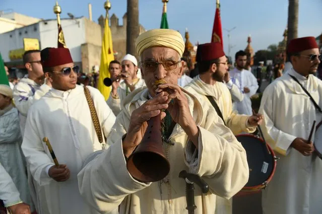 Traditionally dressed Moroccan men take part in a rally marking 1445th anniversary of the birthday of Islam's Prophet Mohammed known in Arabic as “al-Mawlid al-Nabawi”, in Sale, on December 23, 2015. (Photo by Fadel Senna/AFP Photo)