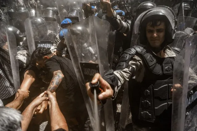 Turkish soldiers of the Gendarmerie General Command use pepper spray against demonstrators during clashes in Ikizkoy, in the Milas district of the Province of Mugla, on July 28, 2023. Local residents and environmental activists engaged in their fifth day of demonstrating against the deforestation project of the 750-decare century-old pine forest, intended to expand a lignite field in the forests of Akbelen in Ikizkoy, leading to clashes with Turkish Gendarmerie on July 28. (Photo by Bulent Kilic/AFP Photo)