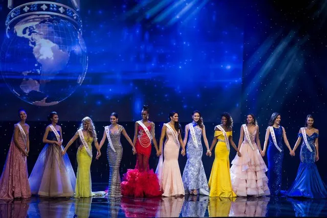 Contestants are pictured on stage during the Grand Final of the Miss World 2016 pageant at the MGM National Harbor December 18, 2016 in Oxon Hill, Maryland. (Photo by Zach Gibson/AFP Photo)