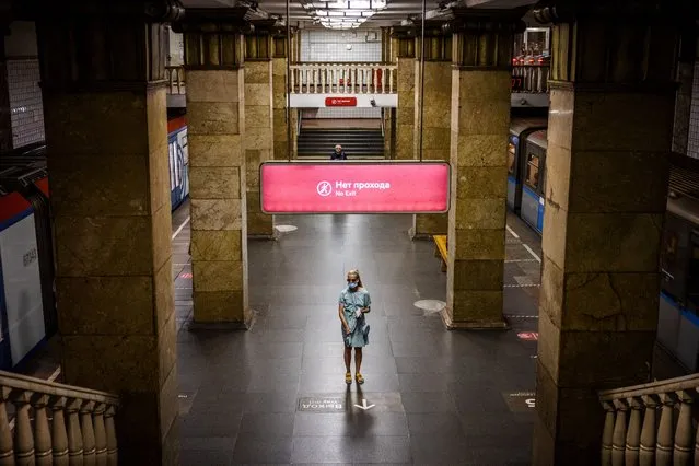 A woman wearing a face mask stands on a platform in a metro station in Moscow on July 6, 2021. Russia reported 737 coronavirus deaths on July 6, a national record of pandemic-related fatalities over a 24-period, as the country battles a new surge in cases. It marks the first time Russia, the fifth worst-hit country in the world for the number of infections, has crossed the 700-mark for daily virus deaths. (Photo by Dimitar Dilkoff/AFP Photo)