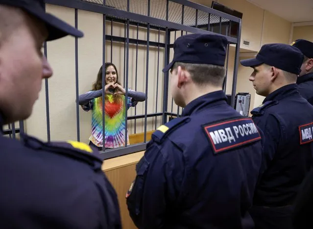 Alexandra (Sasha) Skochilenko, a 33-year-old artist and musician, who faces charges of spreading false information about the army after replacing supermarket price tags with slogans protesting against Russia's military operation in Ukraine, reacts during a court hearing in Saint Petersburg, Russia on November 16, 2023. (Photo by Anton Vaganov/Reuters)