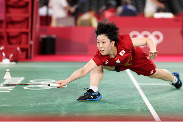 Akane Yamaguchi of Team Japan competes against Kirsty Gilmour of Team Great Britain during a Women’s Singles Group L match on day five of the Tokyo 2020 Olympic Games at Musashino Forest Sport Plaza on July 28, 2021 in Chofu, Tokyo, Japan. (Photo by Lintao Zhang/Getty Images)