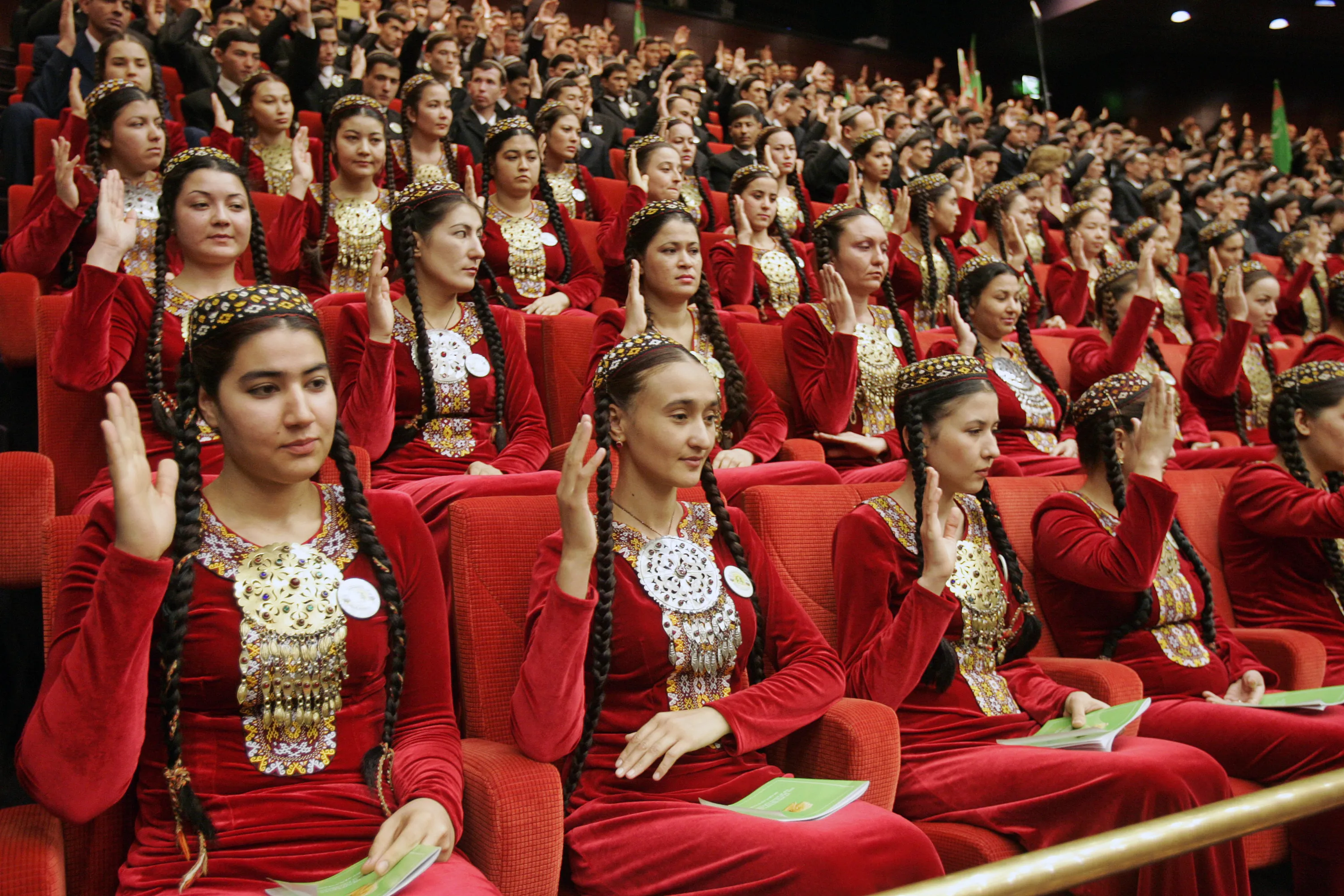Туркмен туркменистан. Туркмения туркменки. Туркменистан женщины. Туркменские люди. Туркменские национальные платья.