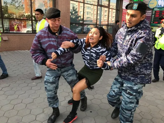 Kazakh law enforcement officers detain a woman during a protest rally by opposition supporters in Nur-Sultan on September 21, 2019. (Photo by Orken Zhoyamergen/Radio Free Europe/Radio Liberty)