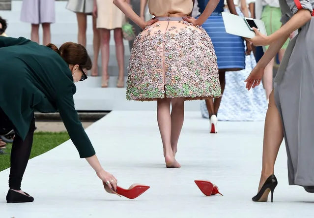 A model loses her shoes as she presents a creation of Austrian-French designer Marina Hoermanseder during the Mercedes-Benz Fashion Week in Berlin, Germany, 10 July 2015. The Spring/Summer 2016 collections are presented during the Berlin Fashion Week from 07 to 10 July. (Photo by Jens Kaelene/EPA)