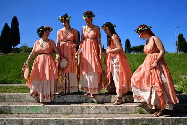 Women dressed as ancient Roman vestals attend a parade to mark the anniversary of the foundation of Rome in 753 BC, on April 23, 2017 in Rome, Italy. (Photo by Alberto Pizzoli/AFP Photo)