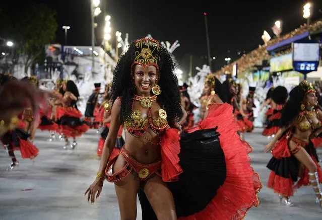 A member of the Salgueiro samba school peforms during the first night of Rio's Carnival parade at the Sambadrome Marques de Sapucai in Rio de Janeiro, Brazil on April 22, 2022. (Photo by Carl de Souza/AFP Photo)