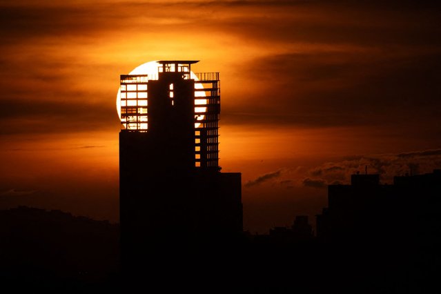 The building known as “Torre de David”, an abandoned skyscraper, is seen during sunset in Caracas on August 26, 2024. (Photo by Federico Parra/AFP Photo)