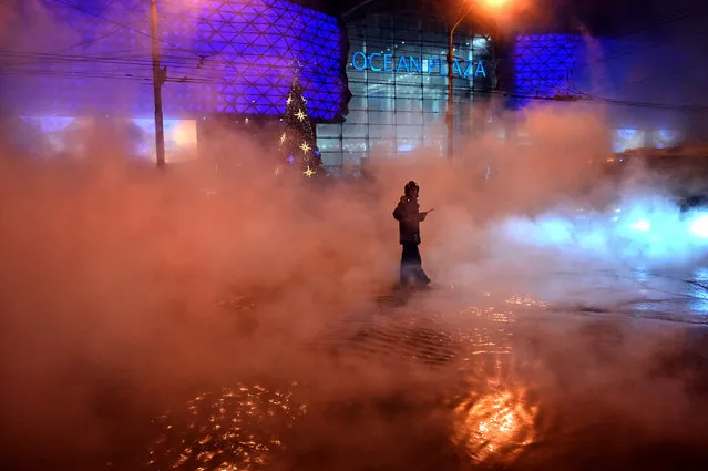 A rescuer takes part in a rescue operation after a central heating pipe breakthrough at “Ocean Plaza” mall in the central district of Ukrainian capital of Kiev on January 13, 2020. At least 10 people were injured as a result of burns with hot water, and the visitors of the shopping mall were evacuated. (Photo by Sergei Supinsky/AFP Photo)