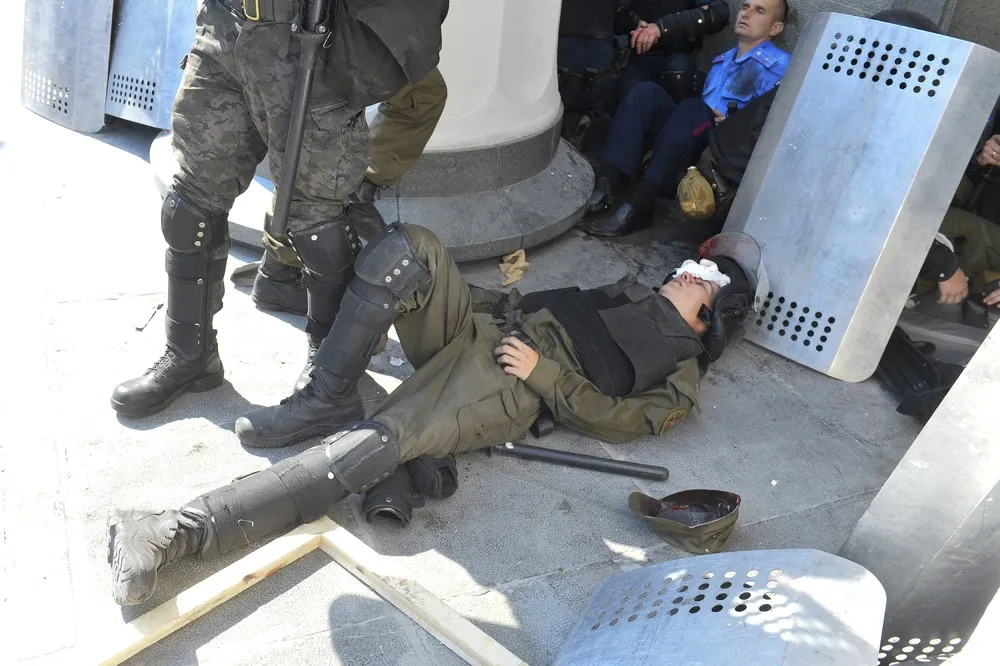 Clashes outside Ukraine Parliament