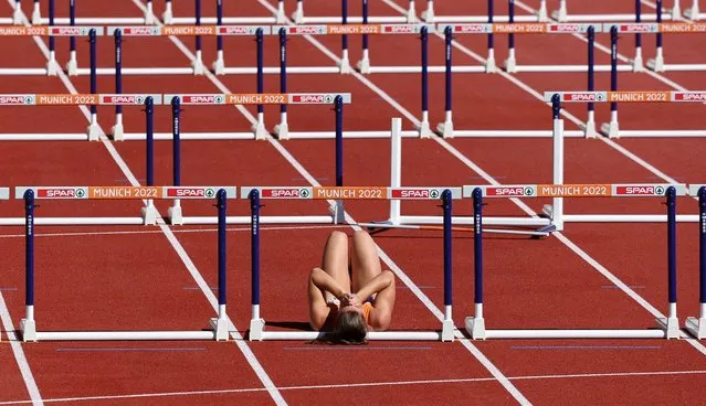 Netherlands' Emma Oosterwegel reacts after falling and not finishing her heat in the women's heptathlon 100m hurdles, at the 2022 European Championships, in Munich, Germany on  August 17, 2022. (Photo by Lukas Barth/Reuters)