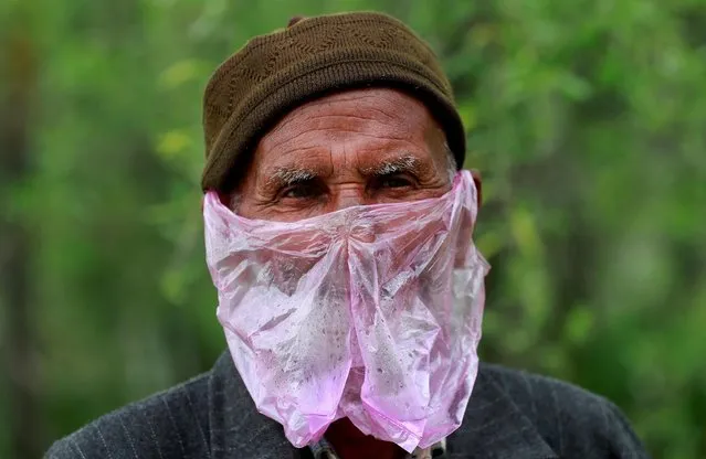 A man uses a plastic bag as a mask amid concerns about the spread of coronavirus disease (COVID-19), in Srinagar on April 7, 2020. (Photo by Danish Ismail/Reuters)
