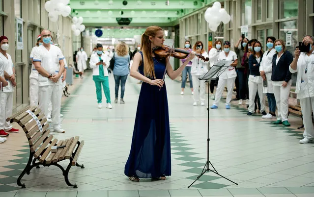 Italian violinist Fiamma Flavia Paolucci performs at Tor Vergata Hospital in Rome on May 12, 2020, as the world is marking International Nurses Day, during the country's partial lockdown aimed at curbing the spread of the COVID-19 infection, caused by the novel coronavirus. (Photo by Tiziana Fabi/AFP Photo)