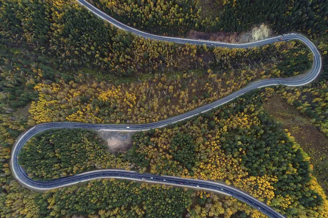 An aerial view shows the R257 “Yenisei” federal highway in the Siberian Taiga area outside Krasnoyarsk, Russia on September 21, 2017. (Photo by Ilya Naymushin/Reuters)