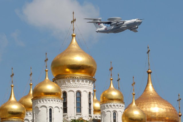 A Russian A-50 early warning aircraft flies above a cathedral during the Victory Day Parade in Moscow, Russia June 24, 2020. (Photo by Evgenia Novozhenina/Reuters)
