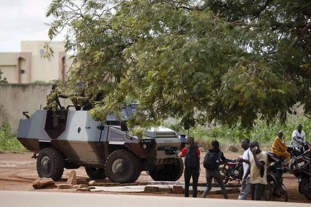 Presidential guard soldiers charge protesters and journalists at Laico hotel in Ouagadougou, Burkina Faso, September 20, 2015. (Photo by Joe Penney/Reuters)