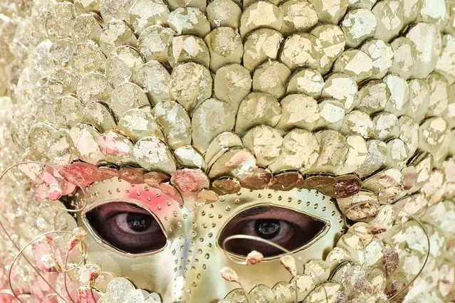 A reveller takes part in the “White Day” parade, on January 6, 2018, during the Carnival of Blacks and Whites in Pasto, Colombia, the largest festivity in the south-western region of the country. (Photo by Luis Robayo/AFP Photo)