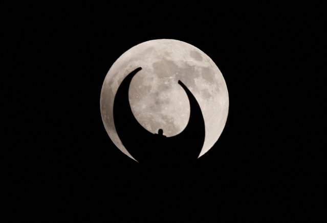 A “Blood Moon” is seen during a total lunar eclipse in Doha, Qatar on September 7, 2025. (Photo by Ibraheem Abu Mustafa/Reuters)