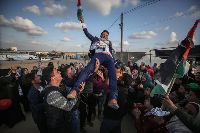Palestinian man Mohammed al-Hindi (C) celebrates during his wedding organized near the Israeli border to support the “Great March of Return” in Gaza City, Gaza on April 10, 2018. (Photo by Ali Jadallah/Anadolu Agency/Getty Images)