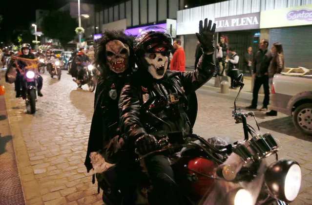 Revellers on motorcycles take part in a zombie parade to celebrate Halloween in Vina del Mar, Chile October 31, 2016. (Photo by Rodrigo Garrido/Reuters)