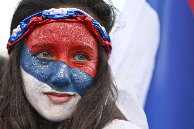 A supporter of Uruguay's presidential candidate for the Frente Amplio party, Yamandu Orsi, waits for the results of the presidential runoff election at la Rambla in Montevideo on November 24, 2024. Uruguayans voted on Sunday to elect their next president in an open-ended ballot that could mark the return to power of the left of the iconic former president José Mujica or the continuity of the center-right coalition after five years in power. (Photo by Santiago Mazzarovich/AFP Photo)