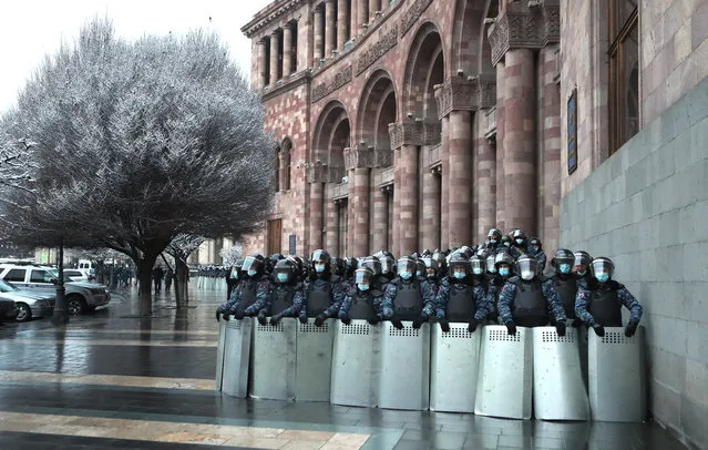 Law enforcement officers stand guard outside the offices of the Armenian Government during an opposition rally for the resignation of Armenian Prime Minister Nikol Pashinyan in Freedom Square in Yerevan, Armenia on February 20, 2021. (Photo by Vahram Baghdasaryan/Photolure/TASS)