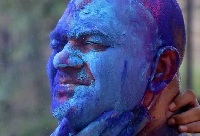 A man reacts as coloured powder is applied on his face during Holi celebrations, amidst the spread of the coronavirus disease (COVID-19), in Mumbai, India, March 29, 2021. (Photo by Niharika Kulkarni/Reuters)